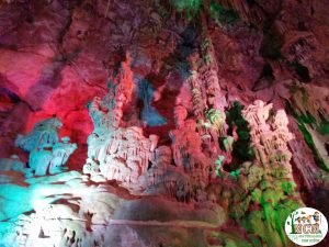 Estalactitas y estalagmitas del interior de la cueva del canelobre
